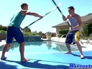 Homofil muskulær sportsidioter sword slåssing av den basseng